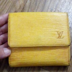 Louis Vuitton epi wallet